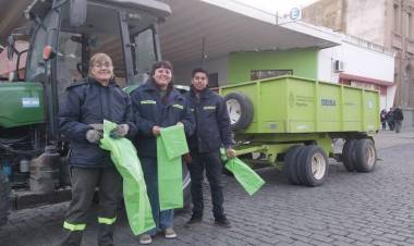 La Cooperativa “Hagamos Más” junto a empleados municipales mantuvieron el orden y la limpieza de Suárez Peatonal