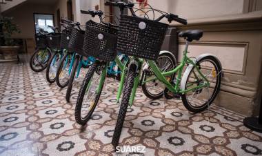 Entrega de bicicletas a alumnos de la Escuela Técnica