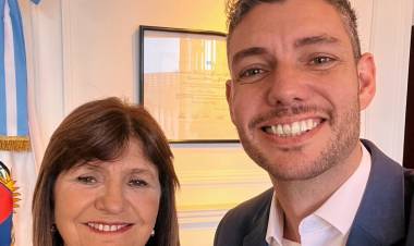 Mientras pedía "privarse de gustitos", la mano derecha de Bullrich se fue al carnaval de Venecia