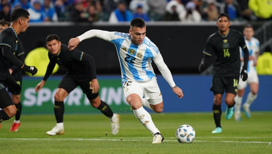 Argentina goleó a El Salvador en su estreno de temporada en Estados Unidos