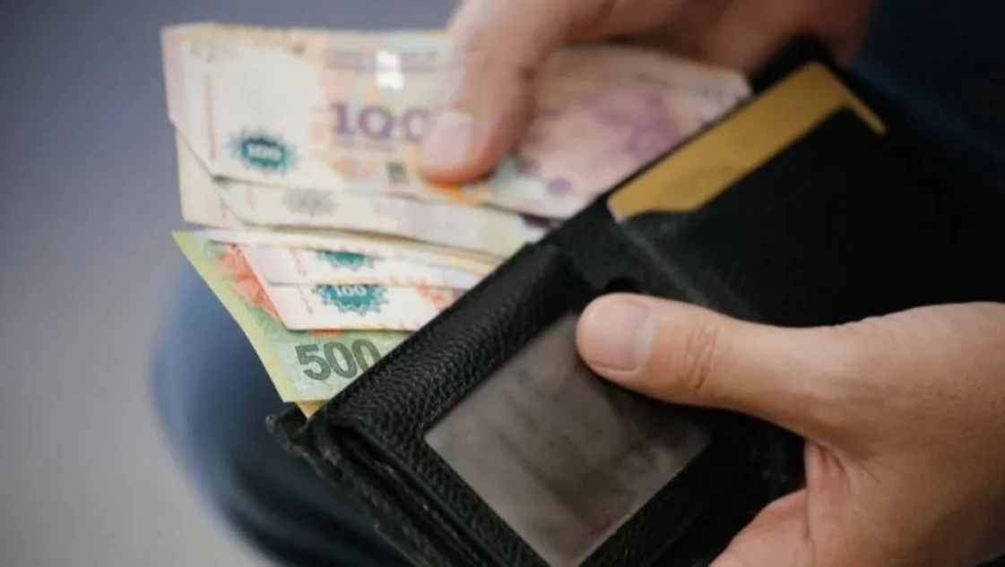 Los salarios formales acumulan una caída del 23,9 % en cuatro meses