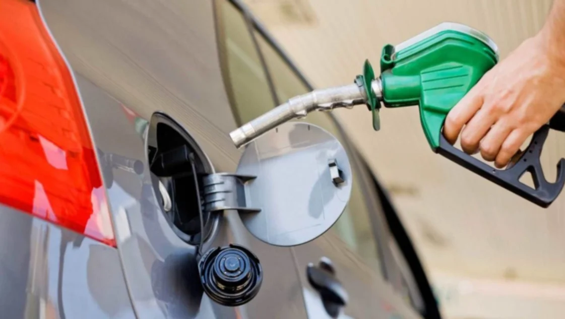 La venta de combustibles en abril fue la más baja en los últimos tres años