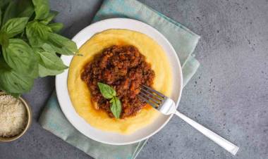 Cómo preparar la mejor polenta con salsa bolognesa