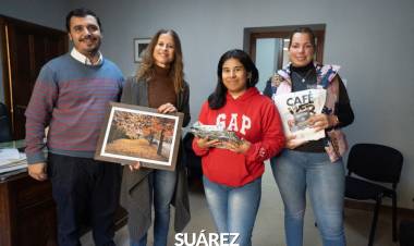 Lorena Martínez ganó el concurso “Suárez en Otoño” con su foto “Suárez bajo un manto de hojas”