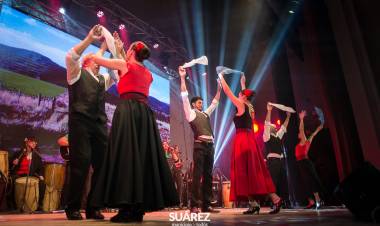 Los alumnos y docentes del CEPEAC N° 1 brillaron en una Noche de Gala inolvidable