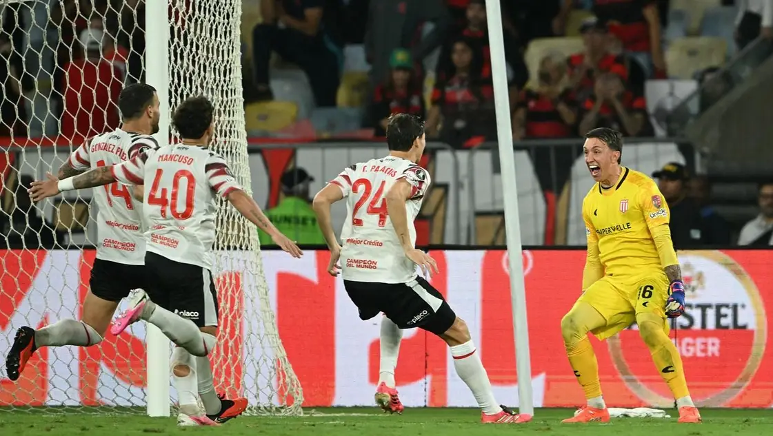Histórico: Estudiantes resistió con uno menos y le ganó en los penales a Flamengo para jugar la final