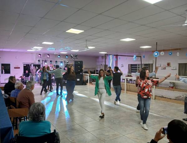 El quincho del Hogar de Ancianos a pleno con la peña y baile