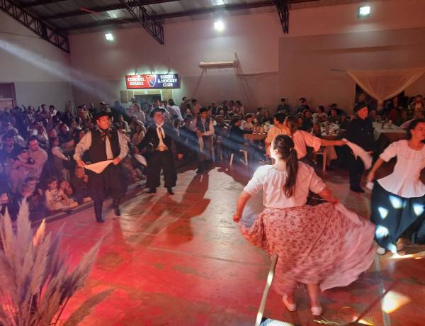 Exitoso festival folclórico organizado por el Coronel Suárez Rugby y Hockey Club en el Polideportivo Municipal