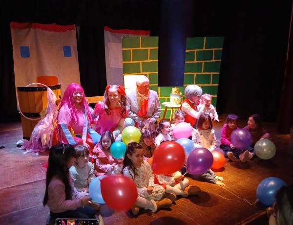 El Grupo Teatral "Arriba el Telón" se presentó en Pringles con su obra "Arco iris a la obra"