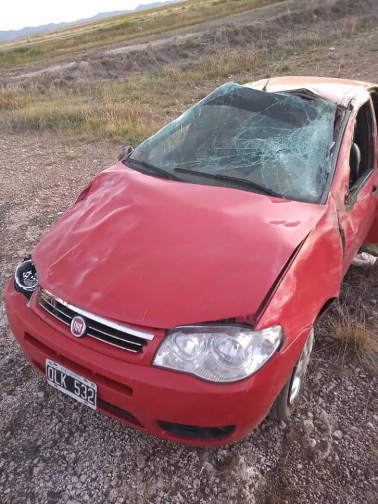 Se produjo un vuelco entre Cura Malal y Arroyo Corto, felizmente sin consecuencias graves.