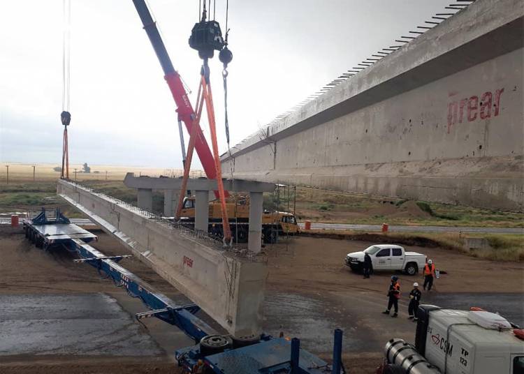 Finalización del montaje de vigas en el puente del Km 18 entre Tornquist y Bahía Blanca de la Ruta Nacional 33.