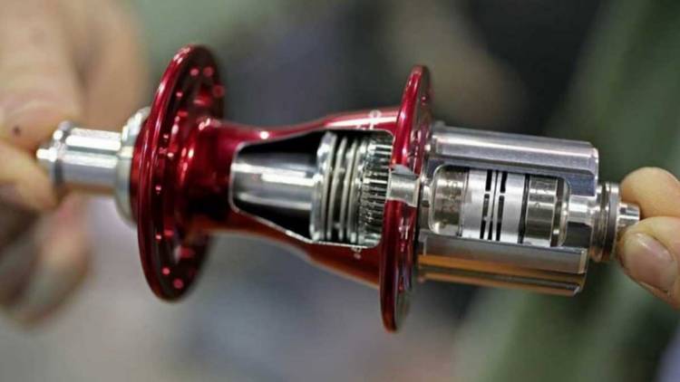 Lance Armstrong fue denunciado de tener motor en su bicicleta