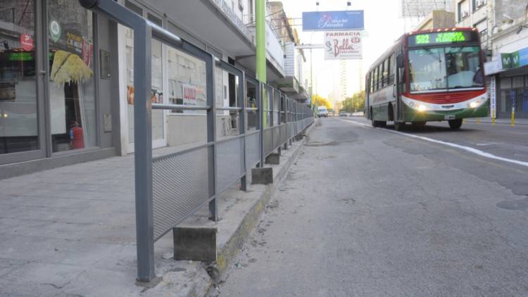 Comenzaron a colocar barandas en el centro bahiense