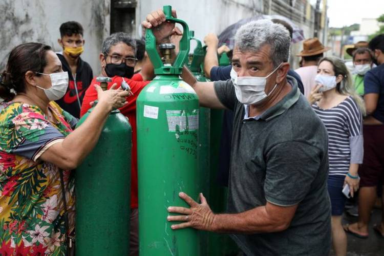 La falta de distancia social hizo explotar los casos de la nueva cepa Manaos en Brasil