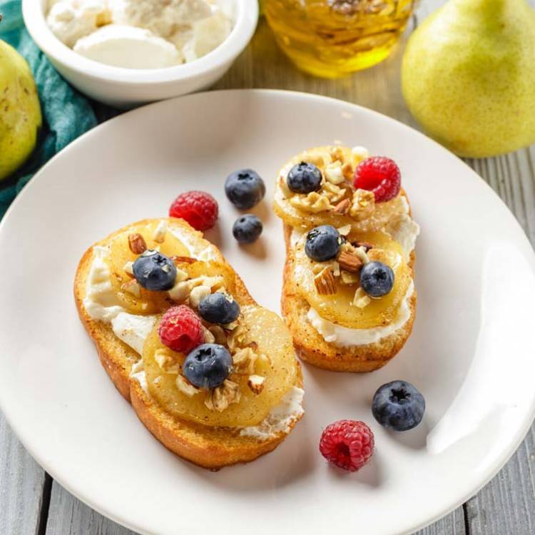 Tostas de queso ricotta con pera a la plancha