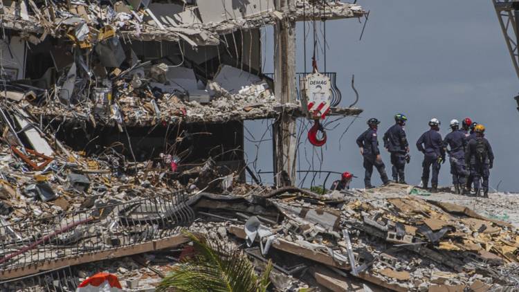 Hay 12 muertos por el derrumbe del edificio en Miami y 149 personas siguen desaparecidas