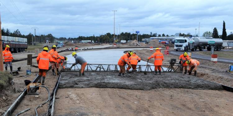 Continúa a buen ritmo la reconstrucción de losas en la rotonda de RN 33 y RP 67