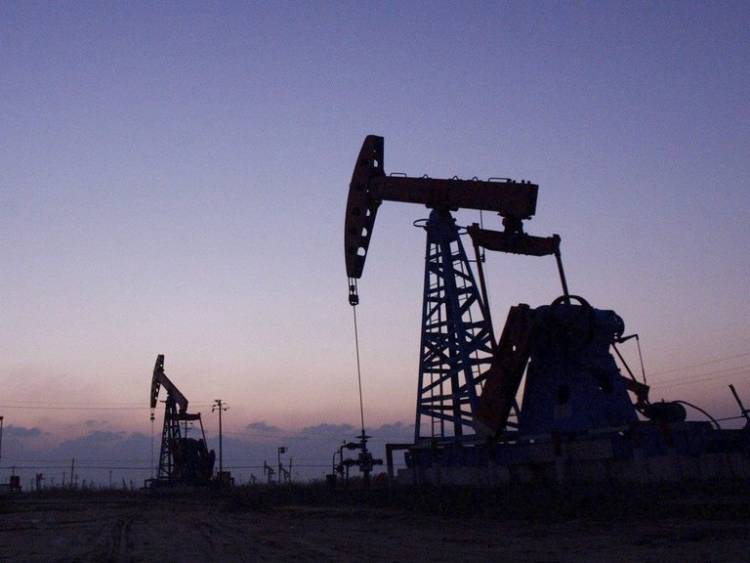 El petróleo subió 50% en 2021: cómo impactará en el comercio exterior de Argentina y en los precios de la nafta