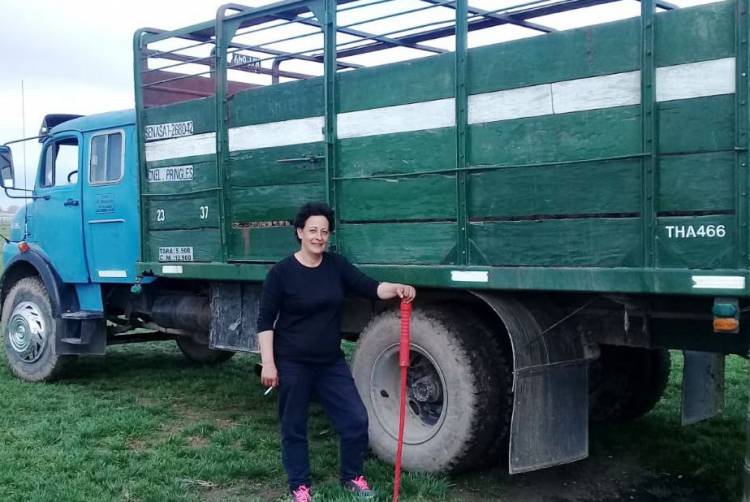 "¿Me lo das para manejar?" La historia de una camionera pringlense