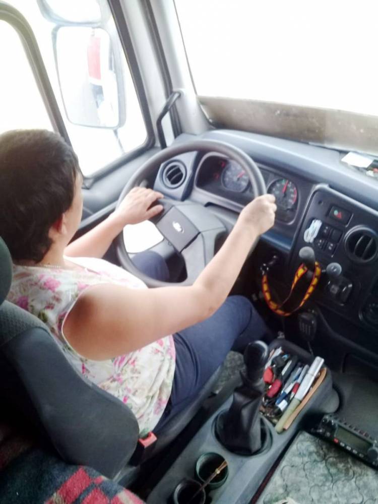 "¿Me lo das para manejar?" La historia de una camionera pringlense