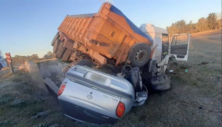 Un muerto tras impactar su auto contra un camión en ruta 3