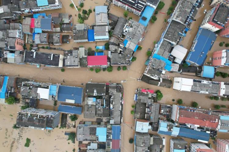 China declaró alerta roja en cinco ciudades por nuevas inundaciones: al menos 21 muertos