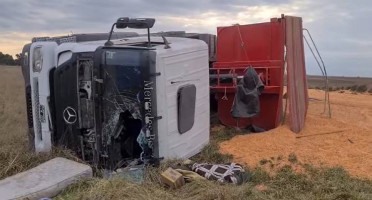 Volcó un camión cargado con maíz en la ruta 85