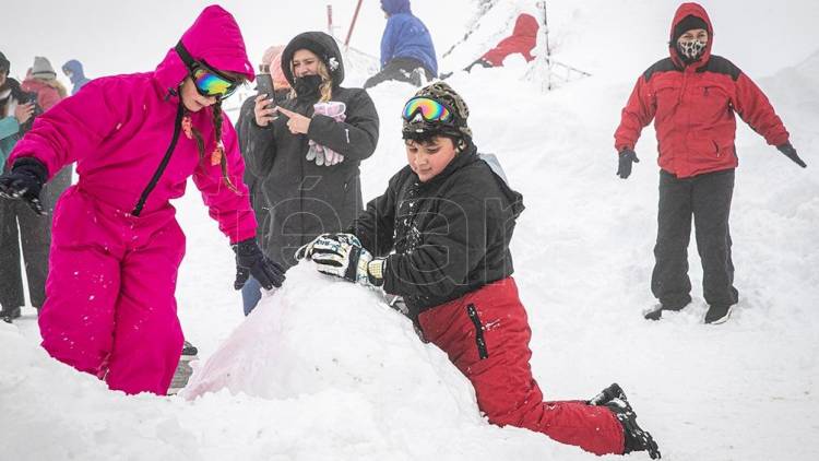 Llegó la esperada nieve en Bariloche y se reactivan las pistas de esquí