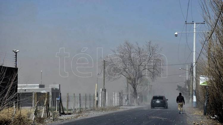 San Juan: el viento Zonda elevó la temperatura a 35 grados, causó incendios y cortes eléctricos
