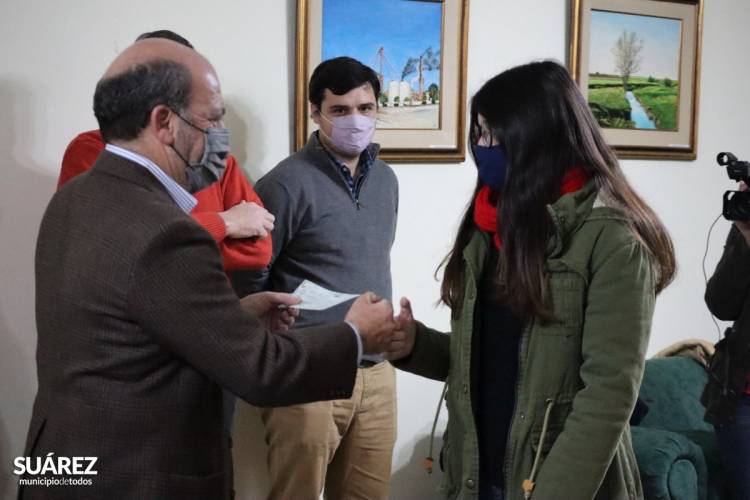 Moccero entregó un aporte económico al Instituto Almirante Brown y becas a jóvenes de Huanguelén⠀ ⠀