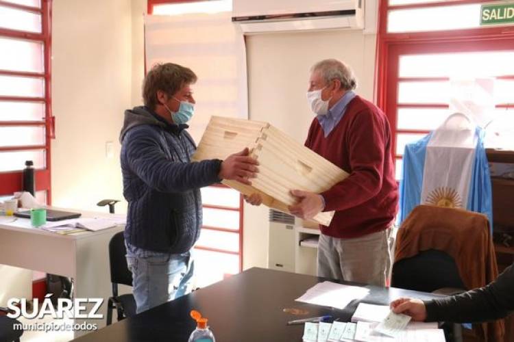 Pequeños apicultores del distrito recibieron asistencia económica⠀