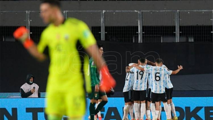 Argentina, con una noche encumbrada de Messi, goleó a Bolivia