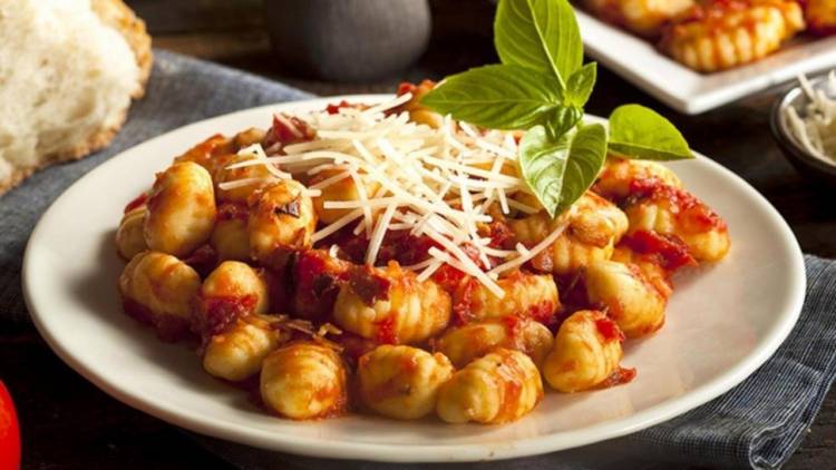 Recetas de ñoquis caseros de papa y ricota, y de 3 salsas "bomba" para acompañarlos
