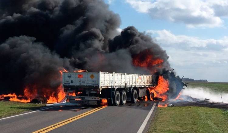 Tremendo accidente de frente entre dos camiones