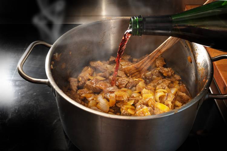 Los secretos para cocinar con vino (ya sea blanco, tinto o de Jerez) contados por chefs profesionales