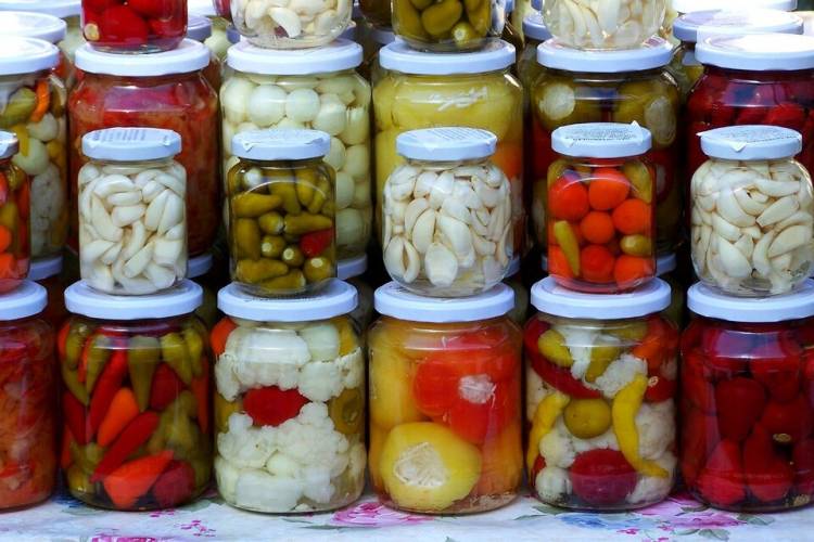 La Anmat prohibió unos pickles y tres marcas de aceite