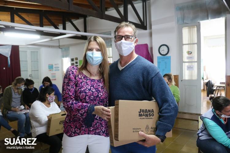 Alumnos de la Escuela Secundaria N° 11 de Pasman recibieron netbooks del programa “Juana Manso”