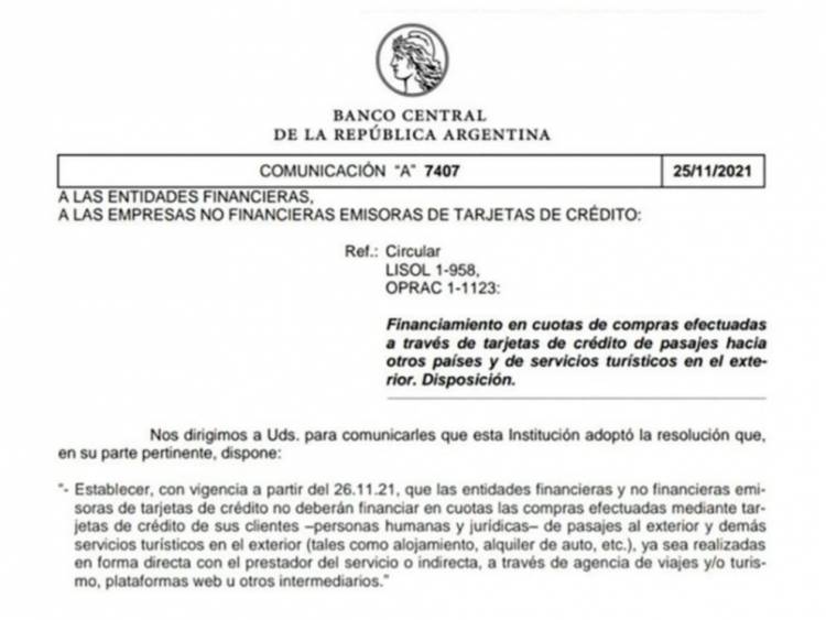 Para evitar la salida de dólares, el Banco Central prohibió a las tarjetas vender pasajes al exterior en cuotas