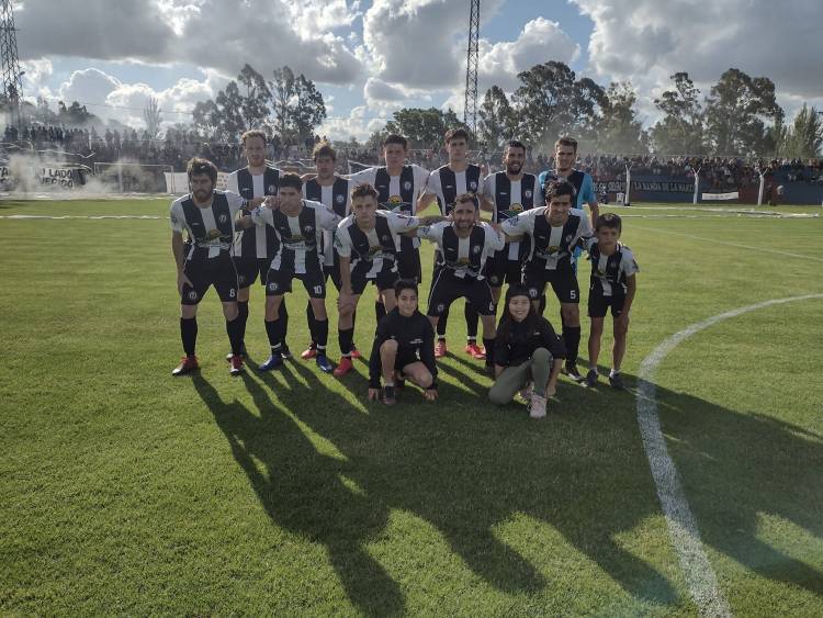 SEMIFINALES DEL FÚTBOL LIGUISTA: BLANCO Y NEGRO Y SAN MARTÍN DE CARHUE FINALISTAS!!!