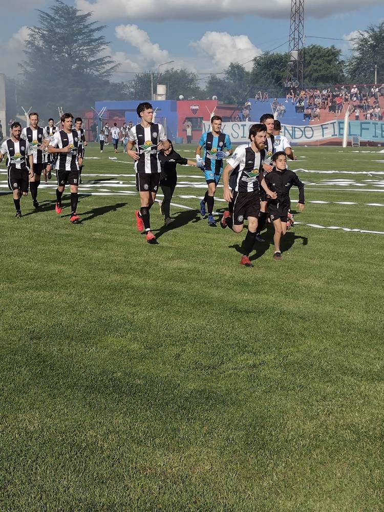 SEMIFINALES DEL FÚTBOL LIGUISTA: BLANCO Y NEGRO Y SAN MARTÍN DE CARHUE FINALISTAS!!!