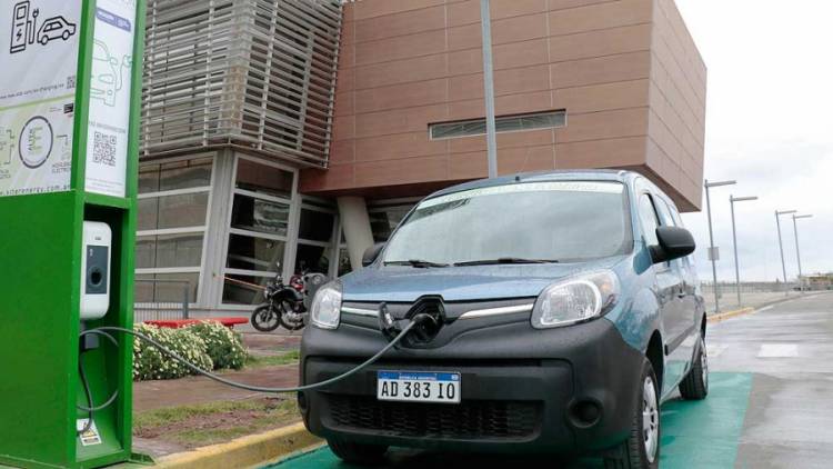 Instalarán estaciones de carga de autos eléctricos en locales de comidas rápidas