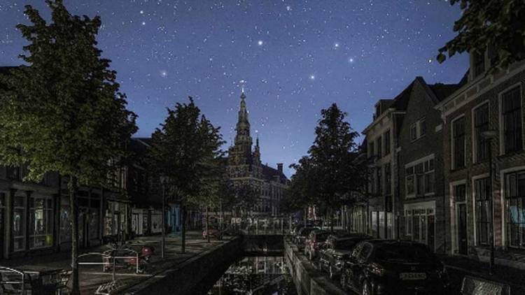 Un artista apagó las luces de una ciudad para denunciar basura lumínica