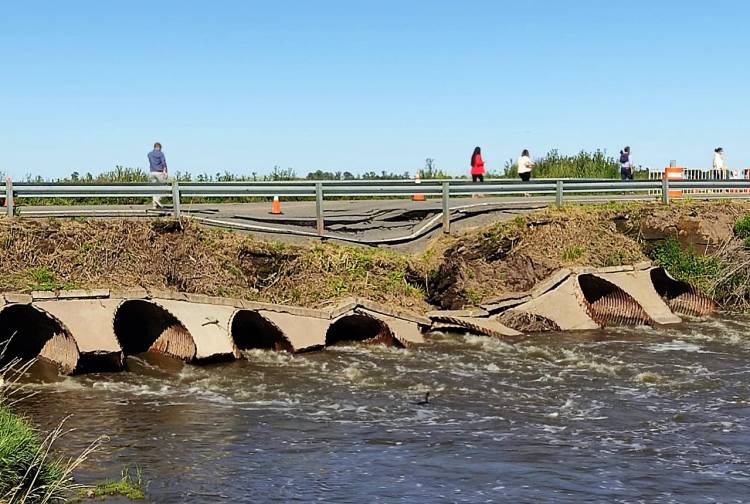 PUENTE CUERO DE ZORRO: vialidad nacional incorpora mas maquinaria para ejecutar la obra de emergencia