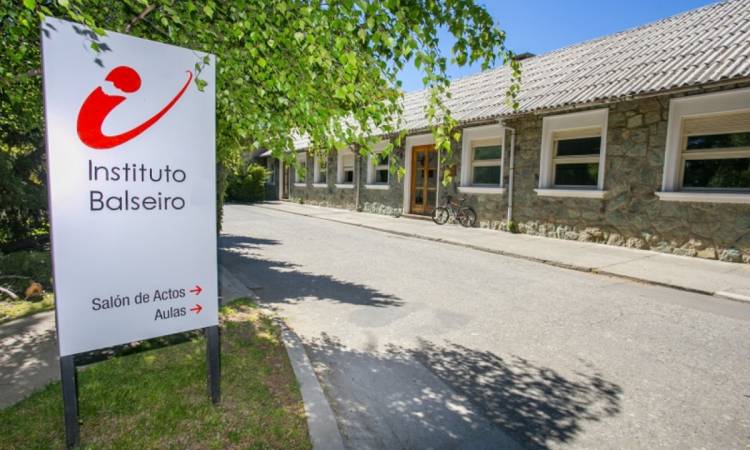 Premian a un ingeniero egresado en la UNS y a una médica del Italiano