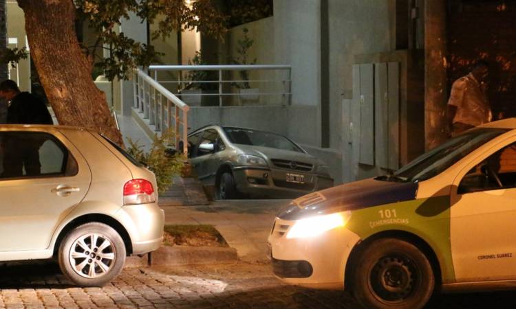 Auto quedó “colgado” en la entrada de la cochera de edificio del centro