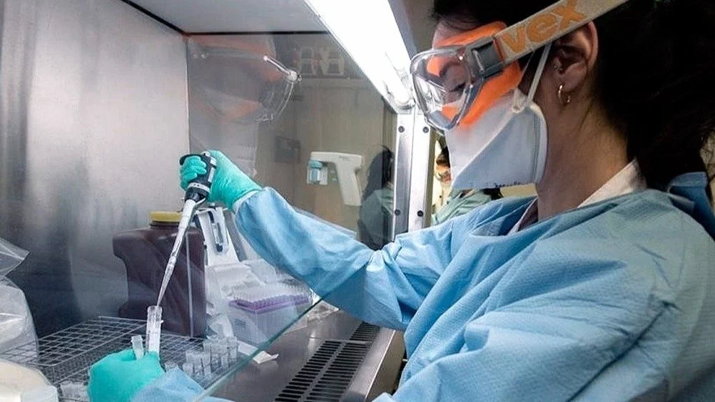 Estudian contagiosidad de la nueva variante BA.2 de coronavirus y afirman que aún no llegó al país