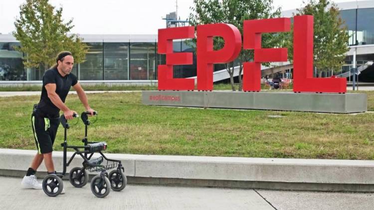 Personas parapléjicas recibieron implantes de electrodos en la columna y volvieron a caminar