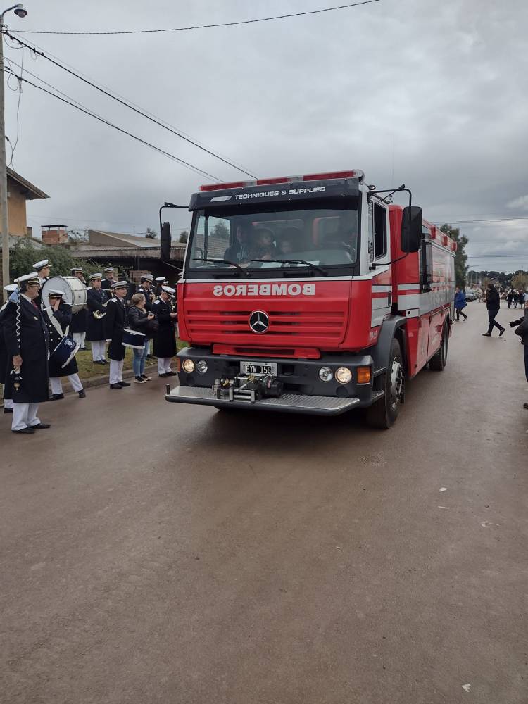 FM Suarense dijo presente en el desfile del 25 de Mayo, en Villa Belgrano