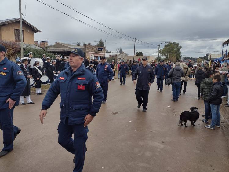 FM Suarense dijo presente en el desfile del 25 de Mayo, en Villa Belgrano
