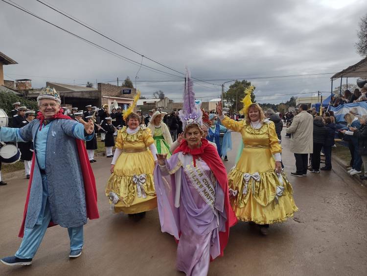 FM Suarense dijo presente en el desfile del 25 de Mayo, en Villa Belgrano